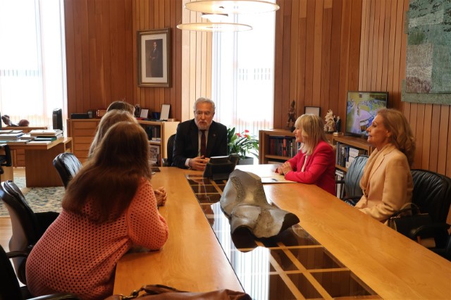 Integrantes da Asociación Mulleres +60, de Ourense, reúnense co presidente do Parlamento e coa conselleira de Política Social e Igualdade